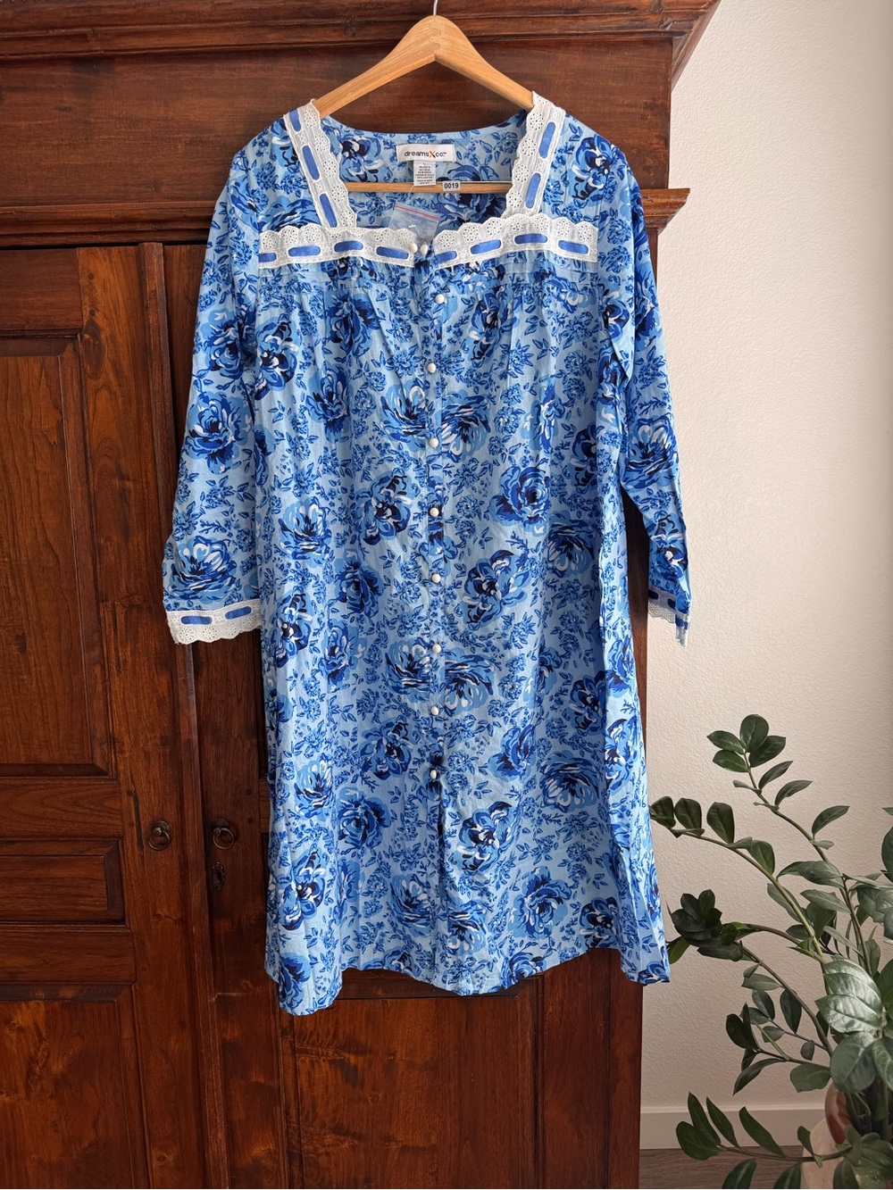 Dreams & Co blue and white floral nightgown lace trim